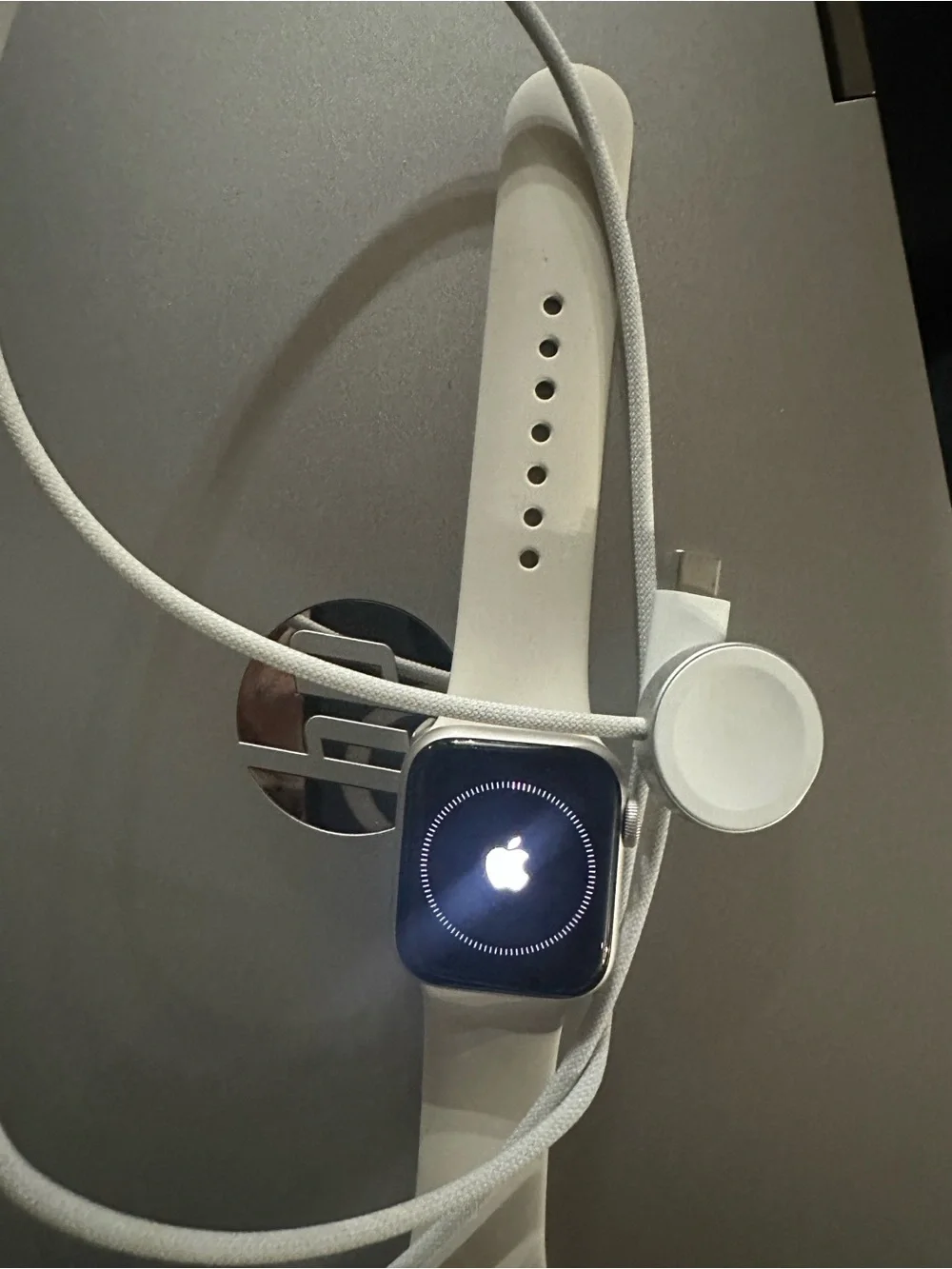 Apple Watch SE Silver with Cream Sport Band